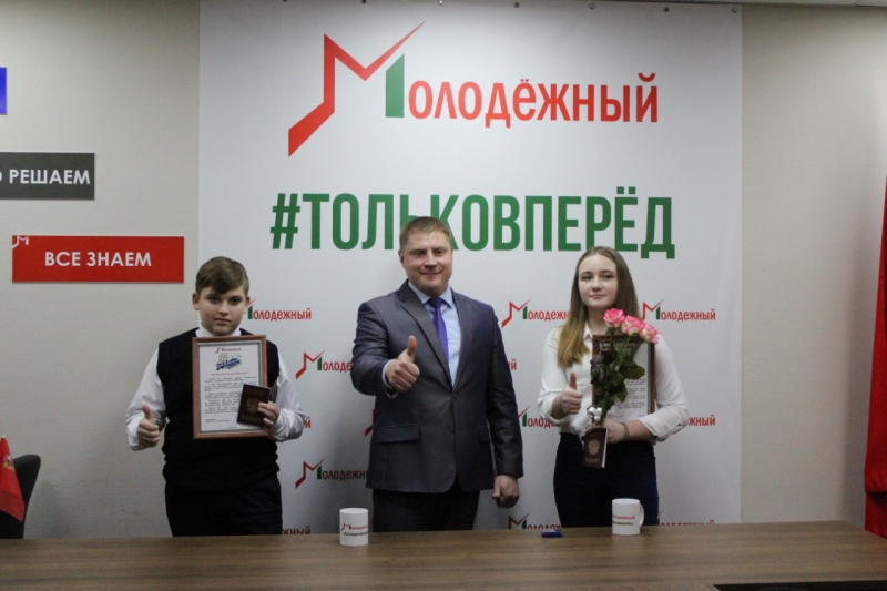 В церемонии вручения паспортов юным гражданам России принял участие глава Молодёжного Виктор Юткин